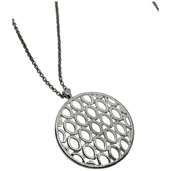 Elegant Silver Cutout Circular Pendant Necklace - Picture 4 of 6